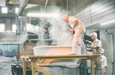 蔵元で日本酒がつくられる様子。小規模でも良質な日本酒をつくる蔵元を厳選して仕入れる