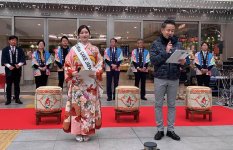 今年１月、茅ヶ崎市内で行われたセレモニー。神奈川県内の日本酒を使ったオリジナルラベル缶を限定販売
