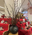 ひな人形が華やかに飾られた会場