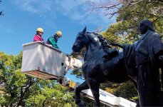 高所作業車に乗って上部までピカピカに