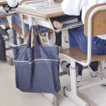 小学１年生に贈られたデニムバッグ。高校生が授業で製作