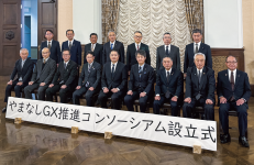 設立式に出席した進藤会頭（前列左から４人目）ら