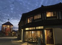 赤い屋根付きの橋のそばにある「cafe uchikawa六角堂」