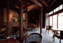 築70年ほどの建物を改修した店内は、昭和の雰囲気が漂う