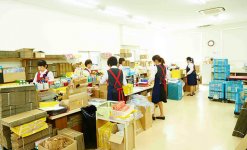 商品を梱包する従業員。実店舗で培った技術で丁寧に梱包している