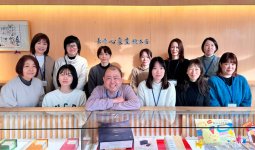 中島社長と従業員たち。ネット通販を通じて、全国の顧客に笑顔を届ける