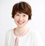 大野 萌子（おおの・もえこ）
一般社団法人メンタルアップ支援機構代表理事
一般社団法人メンタルアップ支援機構代表理事、公認心理師、産業カウンセラー。企業内健康管理室カウンセラーとしての長年の現場経験を生かした、人間関係改善に必須のコミュニケーション、ストレスマネジメント、ハラスメントの分野を得意とする。内閣府などの官公庁をはじめ、大手企業、大学、医療機関などで、６万人以上に講演・研修を行う。「世界一受けたい授業」をはじめメディア出演多数。著書「よけいなひと言を好かれるセリフに変える言いかえ図鑑®」（サンマーク出版）はシリーズ51万部超のベストセラー
