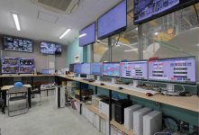 製紙プロセス最適化システム導入により遠隔監視が可能に。モニターにアラートが表示されるので、経験が浅くても機械の異常を察知できる。さらに、事前メンテナンスもできるようになった