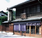 風情あるたたずまいの新鶴本店。地元客や観光客で、平日でも客足は途絶えない