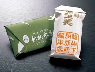 塩味がほんのり効いた諏訪地域の代表銘菓「新鶴塩羊羹」。ふるさと納税返礼品としても人気