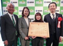 賞状を持つCHICHIYA代表の野﨑幸子さん（右から２人目）ら