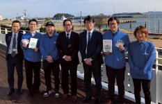インタビューに応じたメンバーら。蒲郡商工会議所より港を背にして