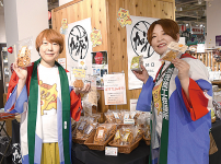 事業者らが交代で商品をアピール