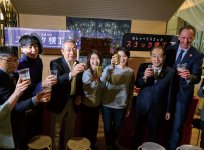 「夜のパビリオン」は、世界中からやってくる人々と、大阪の「おもしろい人」を夜のまちでつなぐ