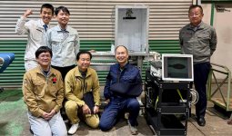 AIによる未利用魚の選別機は、大阪府内の６社が共同で製作。中央が東洋水産機械の塚越社長