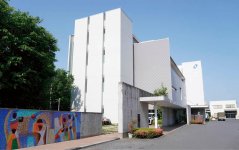 岡本硝子の本社工場。同社は、他社にないガラスの素材開発・成型・薄膜のコア技術を持つ