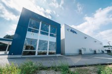 JAXAをモデルに青とグレーを基調にした社屋外観