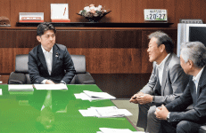 懇談する（左から）中野大臣、志岐委員長、菅原共同委員長