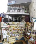 山形市の中心商店街にある同社。外からも見えるように「ENJOY BOUSAI」を明示し、道行く人にもアピール（上）。店内「ENJOY BOUSAI」コーナー（下）