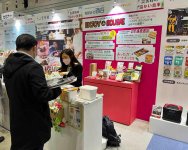 同社は関東や関西の防災関連展示会などに出展。従来の防災分野では珍しいピンク色のブースで、来場者の注目を集める