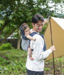 同社のおんぶひも。昔ながらの形はそのままに、現代に合わせて使いやすく改良し、色柄のセンスもアップ
