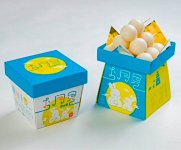パッケージを組み立てると、供え物を置く三方になる「お月見キット」。砂糖入りきな粉も同梱している
