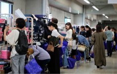 本社で年１回開催されるリアルイベント「パンプスフェス」には、県内外から多くの女性が詰めかける