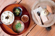 自家製米が評判の「ご飯とみそ汁のセット」。甘酒を使ったジェラートは、乳化剤や安定剤不使用とこだわっている
