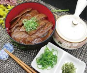 献納した「飛騨牛まぶしのセット」
