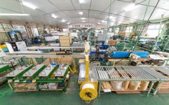 工場にアルミの加工機械を導入することで、自社加工を可能にした