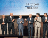 開会式に臨んだエル・アラビー委員長（左から３人目）と加留部委員長（同４人目）ら