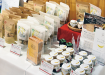 県産のバナナを使ったクッキーやスプレッドなどが並ぶ