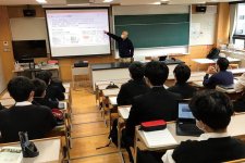 教育現場の防災ニーズは高く、出張授業では地域のリスクやハザードマップの見方、災害時の具体的対策などを丁寧に解説