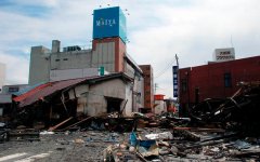 東日本大震災で被災した大船渡市の本店。５階建ての建物が津波から命を守った