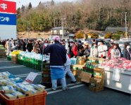 震災当日に営業再開した大船渡インター店。停電のため、商品を駐車場へ持ち出してワゴン販売を続けた