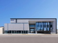 2019年に完成した同社本社。砺波駅に近い場所にあり、災害時には帰宅困難者も受け入れる