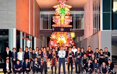 社屋中央は天井が高く、地元の伝統的な祭り「となみ夜高まつり」に使われるあんどんが入るデザイン
