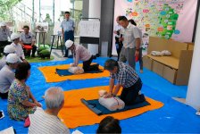毎年９月には、地元住民を巻き込んだ地域合同防災訓練を実施。AEDの使用など実践的な訓練を行う