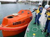 巡視船が津波救命艇シェルターをえい航する手順を確認する防災訓練も行っている