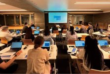 Excelを活用したデータ分析研修。多くの社員が参加している