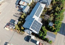 本社工場の空撮。純和風からモダンまで屋根瓦施工のデザインは幅広く、ソーラーパネルの設置も手掛ける