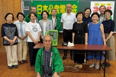 女性会と日本公衆電話会の皆さんが児童をサポート
