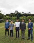 インタビューに応じる鳥﨑寛司会長（右から２人目）と和歌山YEGメンバー