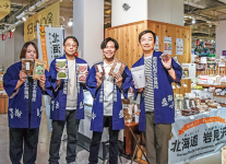 商工会議所職員や事業者らが商品をアピール