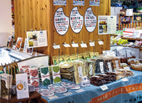 水産加工品や岩見沢産のコメがブースに並んだ