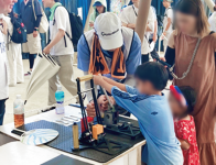 プレス機で加工する子どもたち