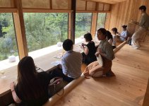 目の前に広がる里山の緑を眺めながら食事が楽しめるレストラン