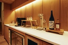 地域ゆかりの酒蔵でつくられた日本酒を宿泊客が自由に飲めるバーラウンジ