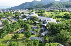 「須坂健康の森RVリゾート」の全景。写真中央の丸い屋根の建物は温泉施設「湯っ蔵んど」