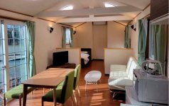 「須坂健康の森RVリゾート」にあるトレーラーハウスの室内。キッチンやトイレ・浴室もある